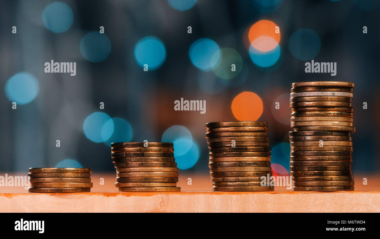 Risparmio di denaro con il concetto di stack di monete e aumentando le colonne di moneta metallica Foto Stock