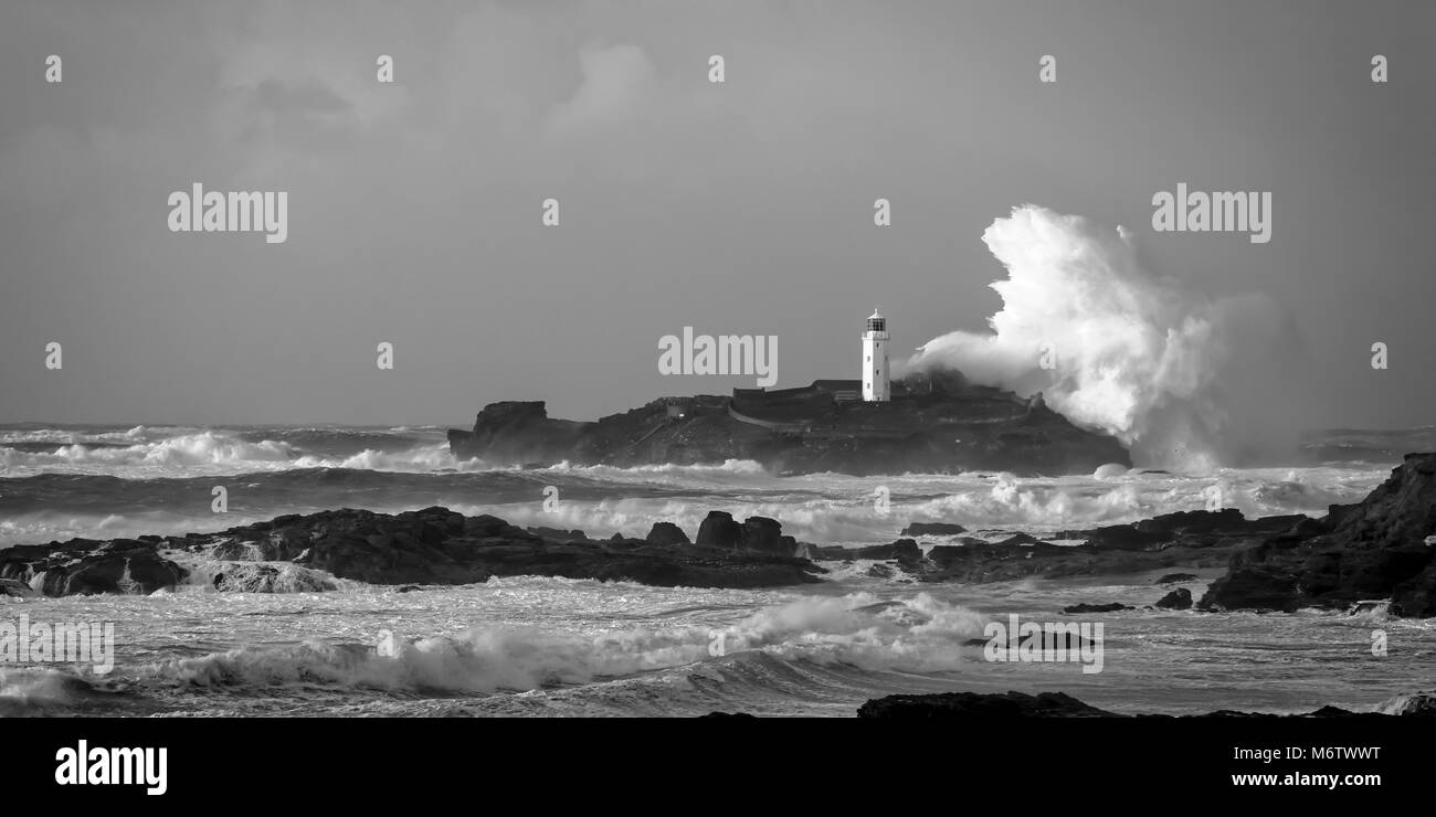 Una massiccia ondata rompe su Godrevy lighthouse, Cornwall Regno Unito Foto Stock