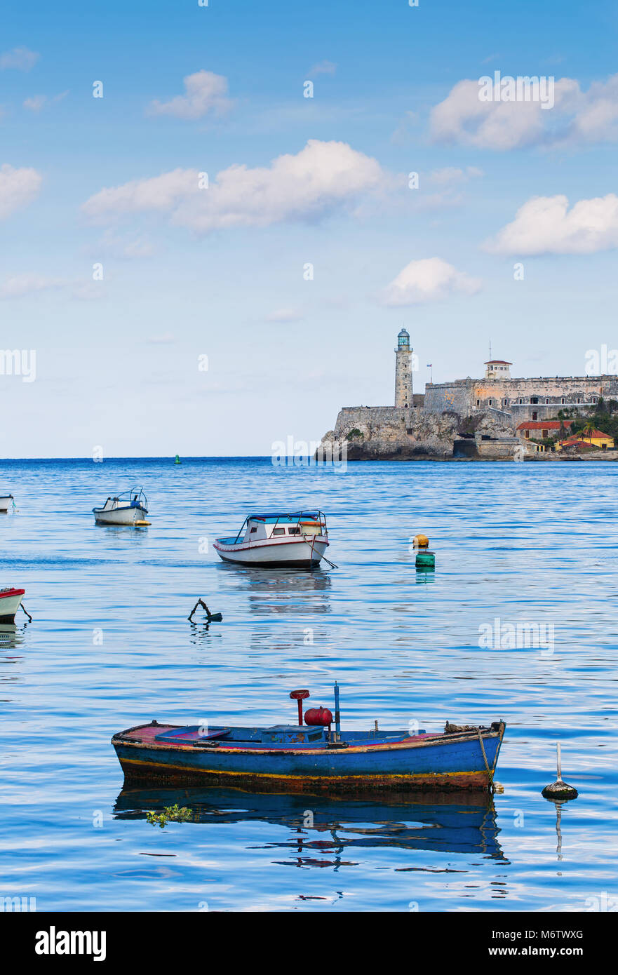 Morro Castello con barche da pesca lungo il Malecon in Havana Cuba Foto Stock