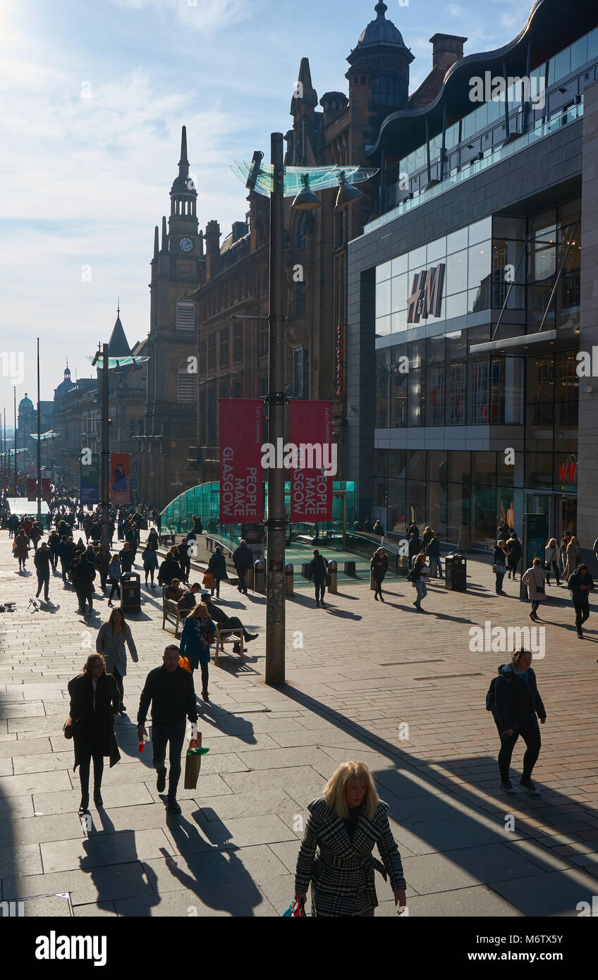 Buchanan Street - una delle principali strade dello shopping di Glasgow per una mattina di sole. Foto Stock
