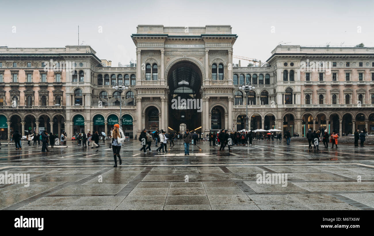 Ingresso alla Galleria Vittorio Emanuele II in Piazza del Duomo, Milano, Lombardia, Italia Foto Stock