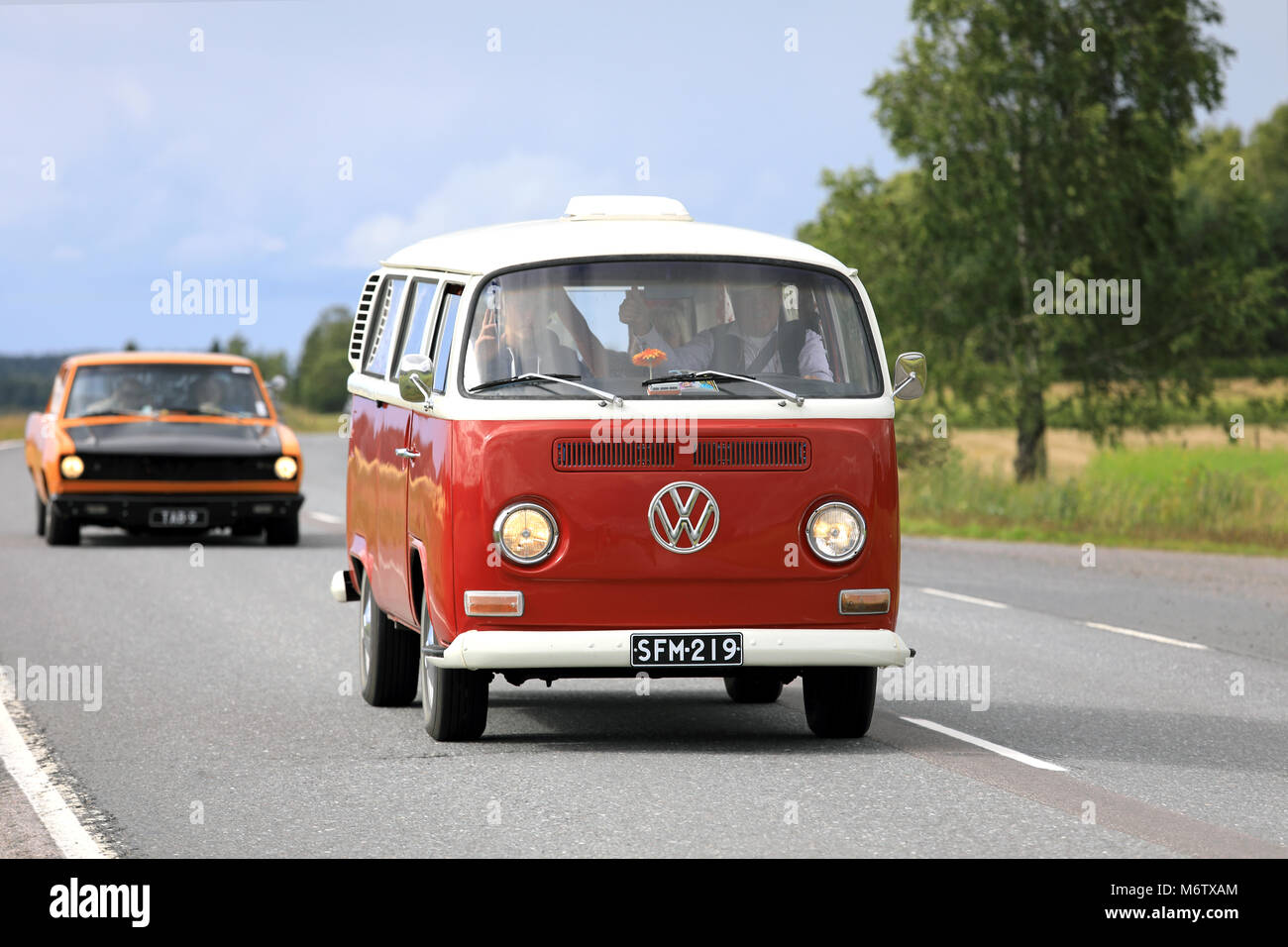 SOMERO, Finlandia - 5 agosto 2017: Classico Volkswagen di colore rosso e bianco tipo 2 camper van si muove lungo l'autostrada su Maisemaruise 2017 crociera auto tarda estate e Foto Stock