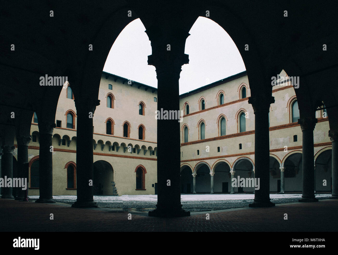 Cortile medievale a Milano il Castello Sforzesco, Lombardia, Ita Foto Stock