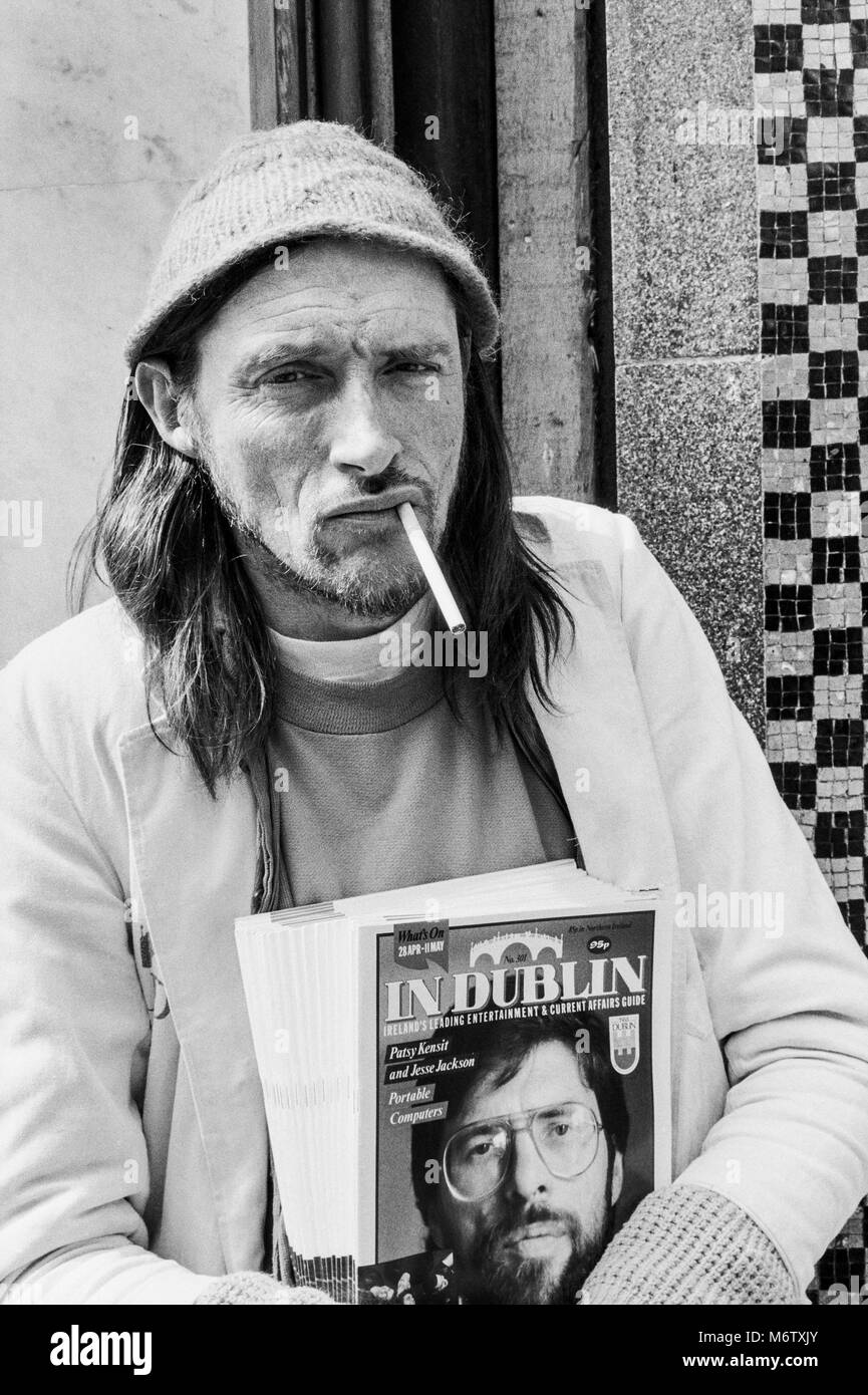 In rivista di Dublino venditore al di fuori Bewleys su Grafton Street, il centro della città di Dublino, Irlanda, archiviazione fotografia da aprile 1988 Foto Stock