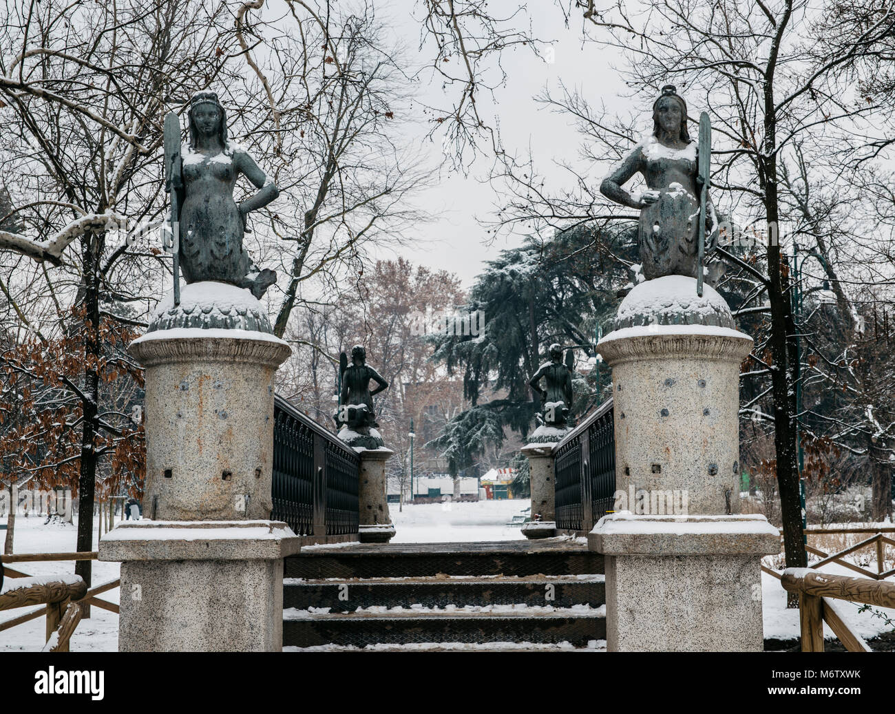 Sirene il ponticello del Parco Sempione a Milano, Italia. I quattro mermaid statue sul Ponte delle Sirenette in Milano durante l'inverno. Foto Stock