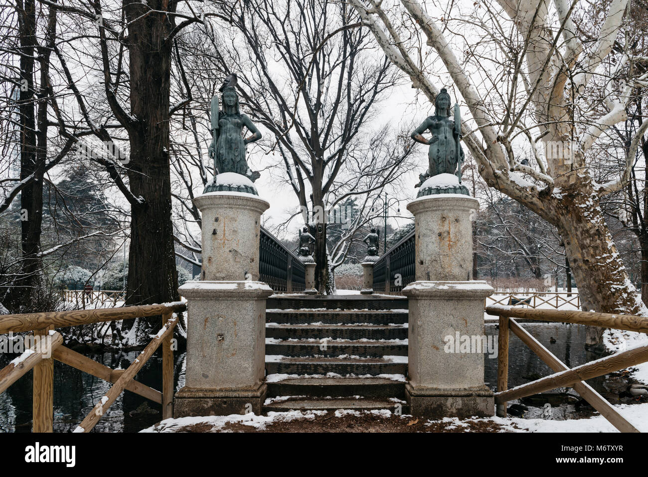 Sirene il ponticello del Parco Sempione a Milano, Italia. I quattro mermaid statue sul Ponte delle Sirenette in Milano durante l'inverno. Foto Stock