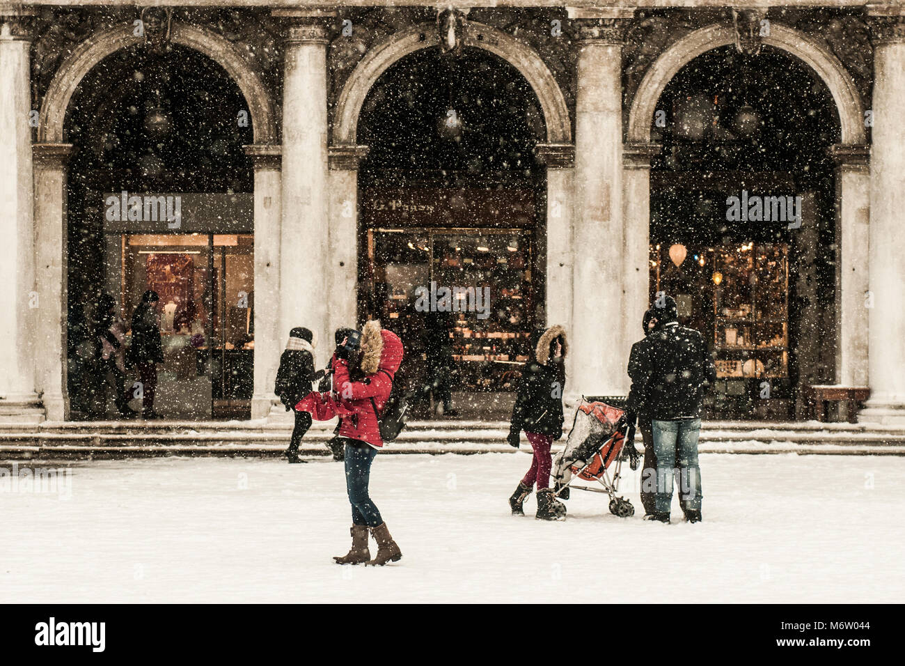 Venezia, Italia - 28 febbraio/1 marzo 2018 i turisti di godere dell'atmosfera creata da una nevicata in piazza San Marco a Venezia, Italia. Un soffio di gelo chiamato "Bestia da est" ha afferrato la maggior parte di Europa nel mezzo dell'inverno del 2018, e a Venezia una nevicata ha coperto la città con il bianco, rendendolo affascinante e poetico per cittadini e turisti. © Simone Padovani / risveglio Foto Stock