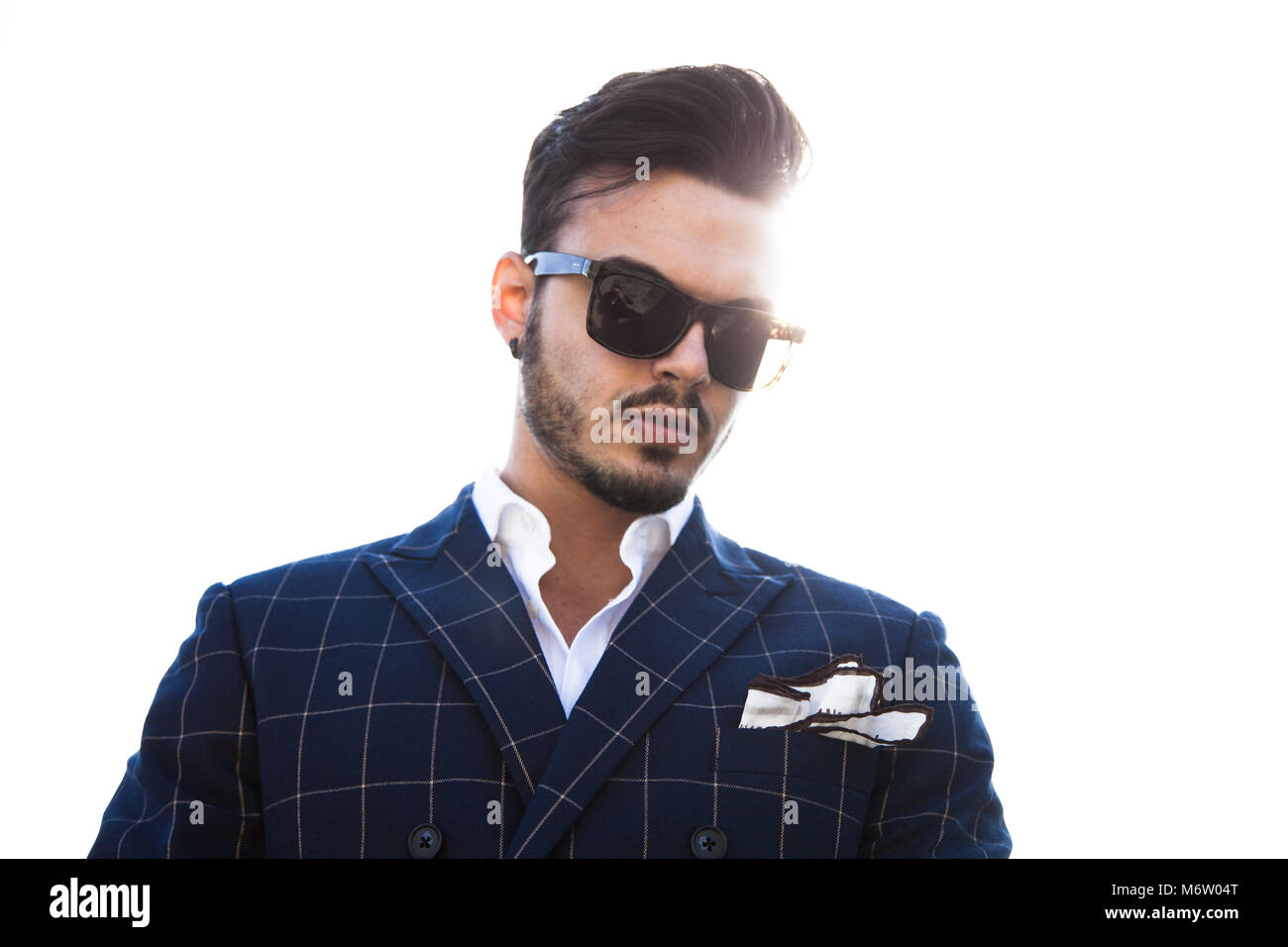 Gli uomini con stile (tuta e camicia) che indossare occhiali da sole,  scarpe di Nizza e che ha grandi capelli Foto stock - Alamy