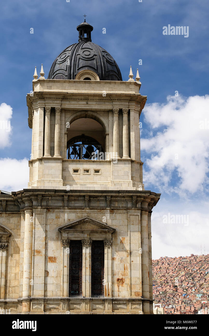 La Paz - la capitale governativi della Bolivia. Paesaggio urbano - Plaza Pedro de Murillo, squer principale in città - La torre campanaria della cattedrale Foto Stock