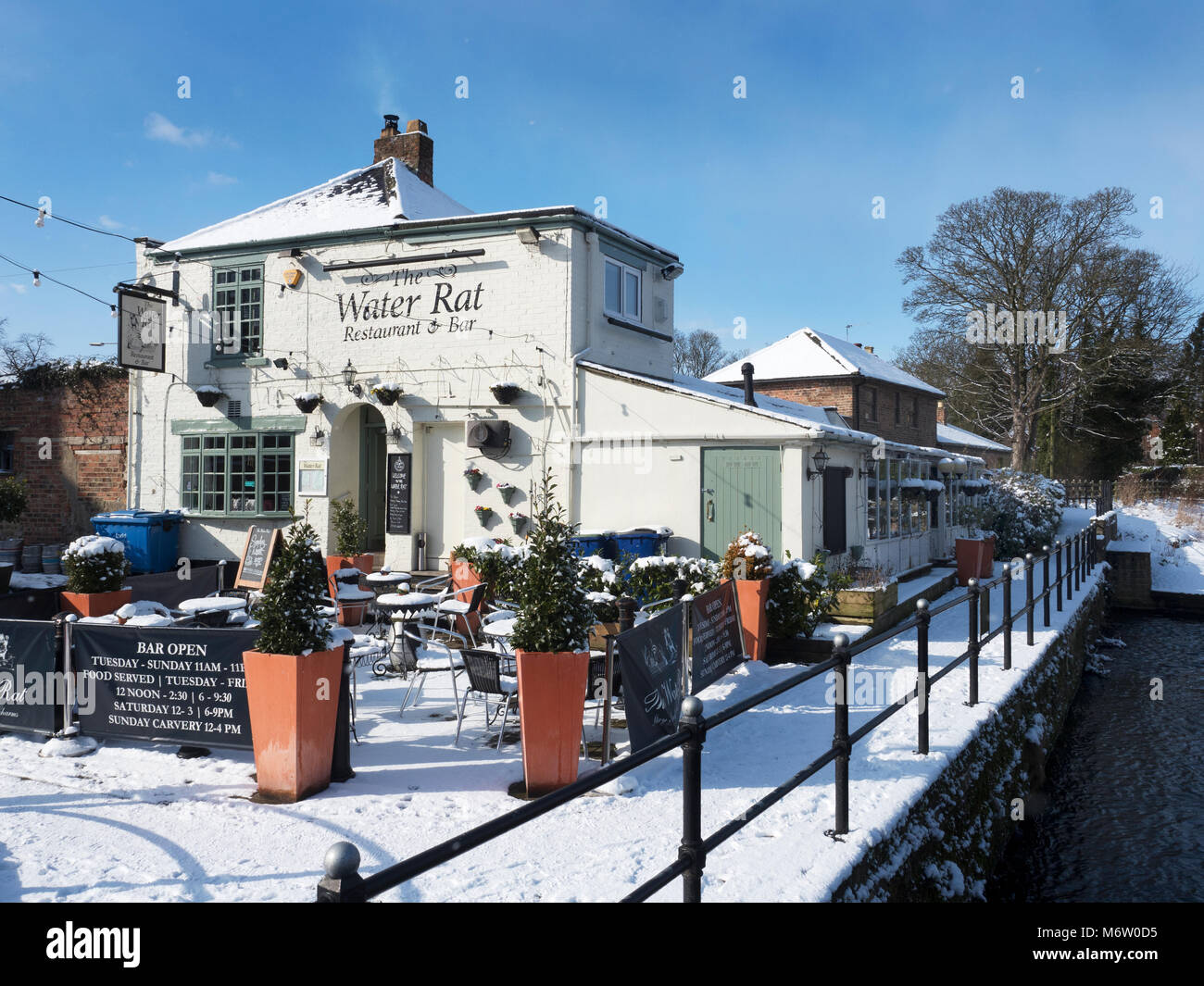 Il ratto d'acqua Pub dal fiume Skell in inverno Ripon North Yorkshire, Inghilterra Foto Stock