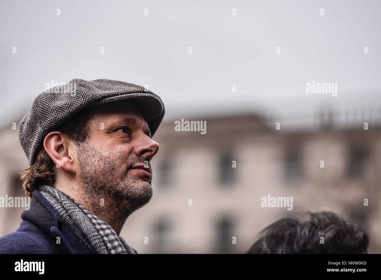 Michael Sheen dopo aver letto il discorso di Keir Hardie alla protesta per l'uguaglianza femminile del 4 marzo organizzata da Care International a Londra Foto Stock