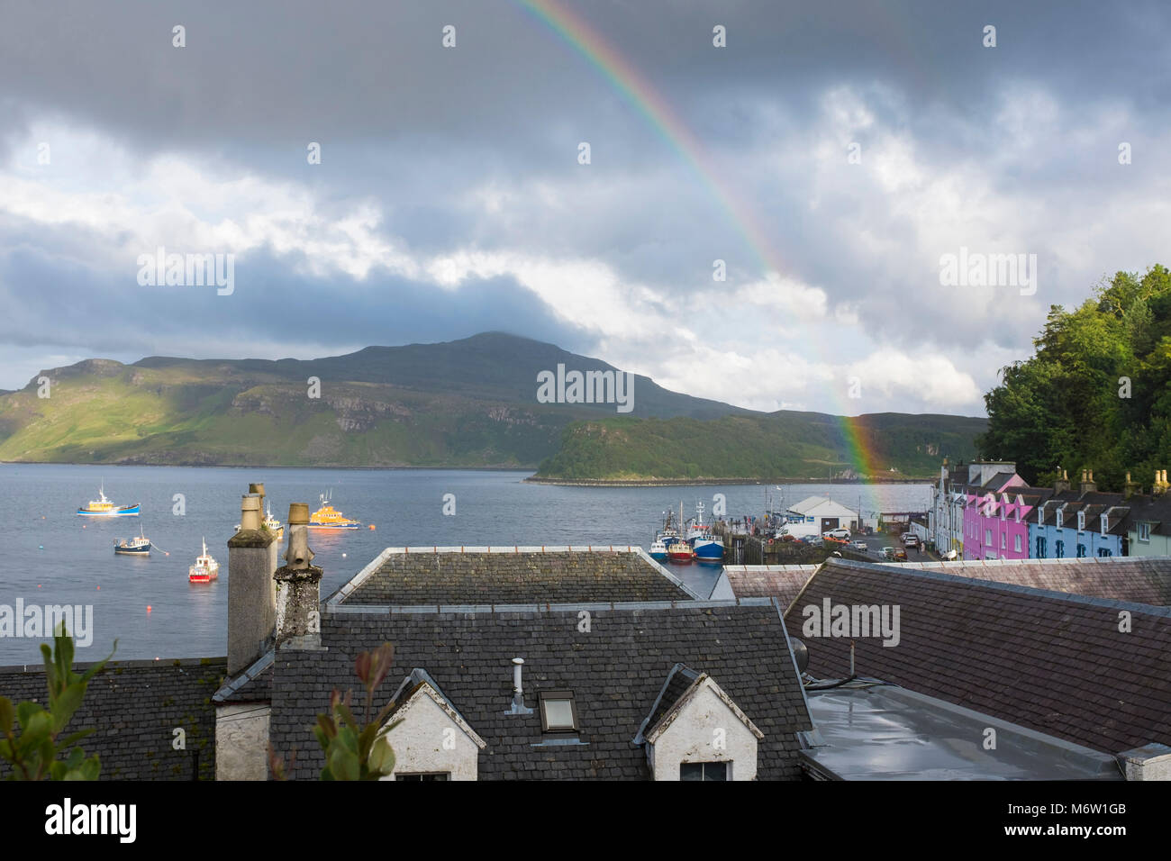 Vista da Quay Street, Portress guardando fuori in Portree Harbour e Loch Portree. Portree Isola di Skye, Ebridi Interne, Scozia Foto Stock
