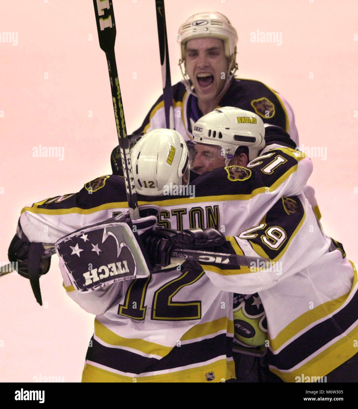 (BOSTON,ma.)03-22-2001WIN- Boston Bruins vs Montreal Canadiens, Bruins Dixon Ward (destra), abbracci Brian Ralston (centro) dopo Ralston segna il gol della vittoria in OT .in background è Kyle Mclaren alla Fleet Center di Boston MA USA, foto bill belknap Foto Stock