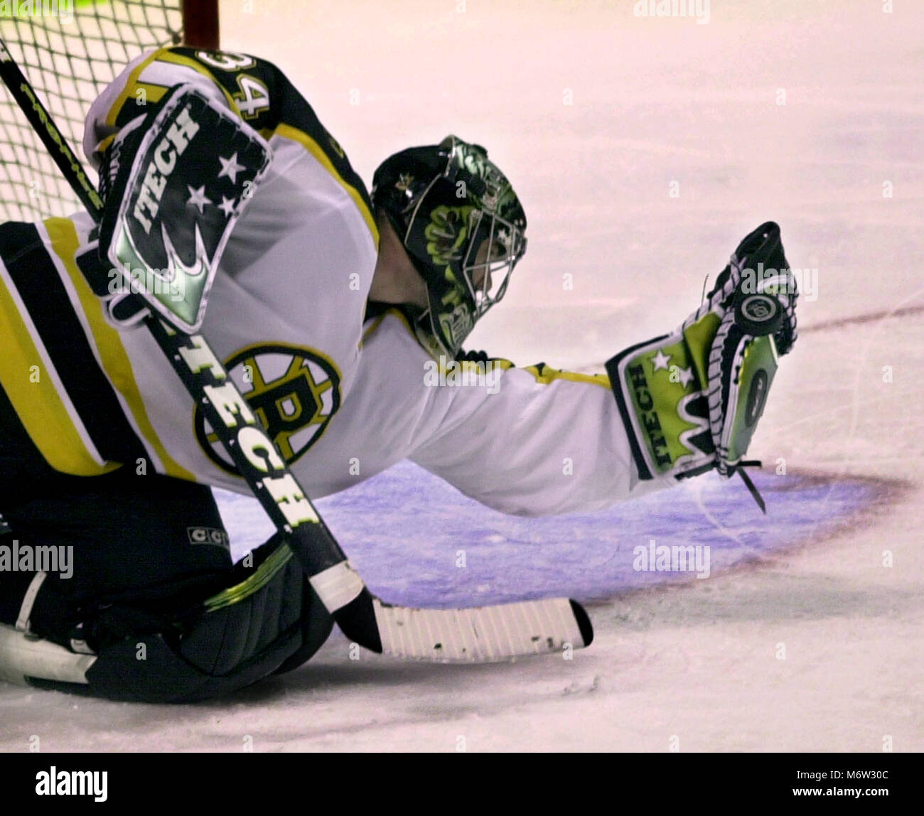 (BOSTON,ma.)03-22-2001, Boston Bruins vs Montreal Canadiens,Bruins goalie byron Dafoe fa un terzo periodo risparmia al Fleet Center di Boston MA USA, foto bill belknap) Foto Stock