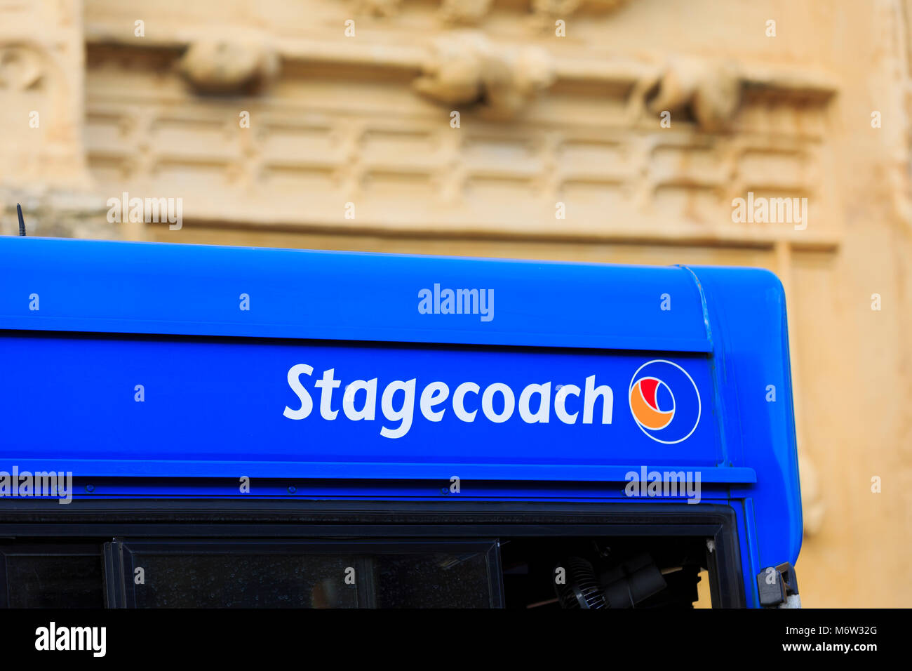 La Stagecoach nome e logo su un autobus blu a Cirencester, Glocs. Foto Stock
