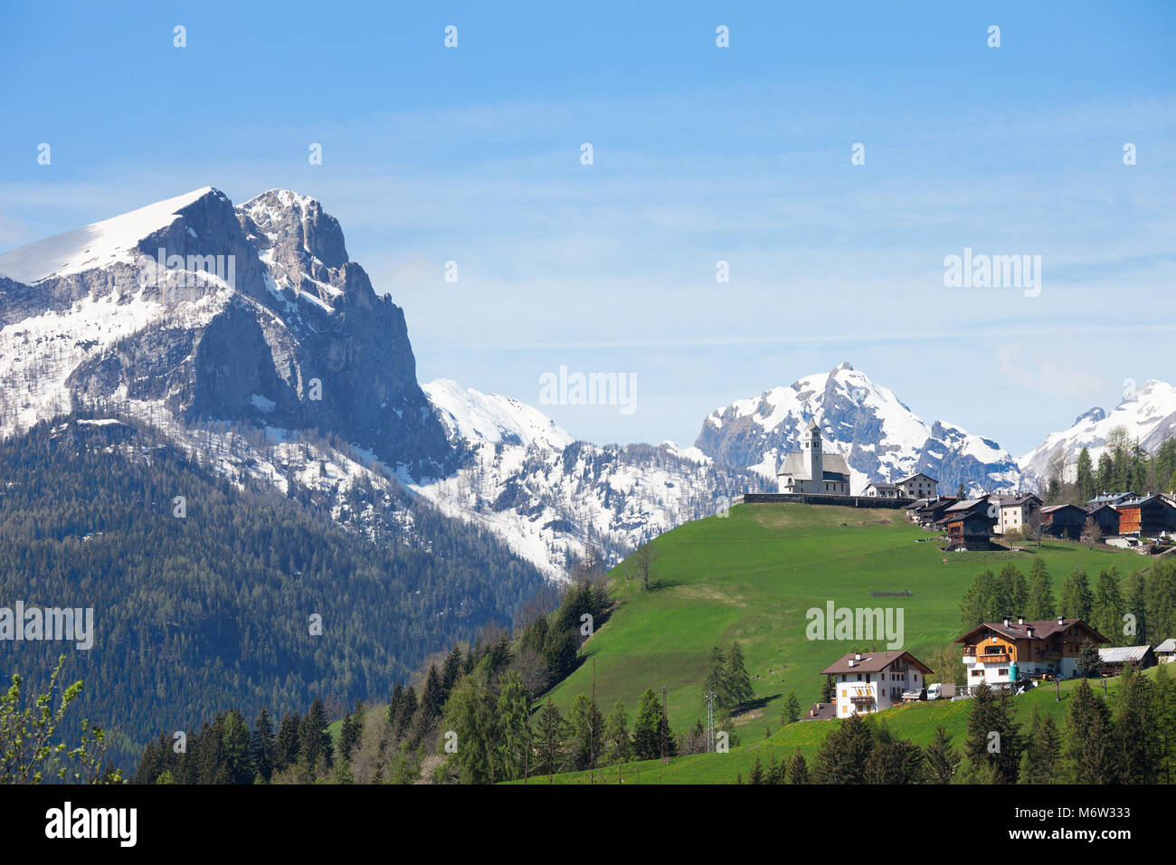 Paesaggio con tipico villaggio italiano nelle Dolomiti, Italia. Foto Stock