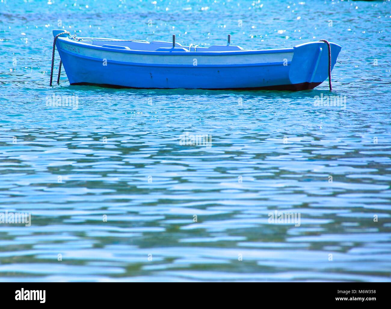 Barca nella Baia gentling floating Foto Stock