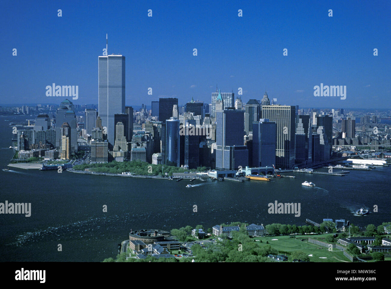 1995 aeree storiche torri gemelle (©MINORU YAMASAKI 1973) skyline del centro della Baia di Hudson MANHATTAN NEW YORK CITY USA Foto Stock