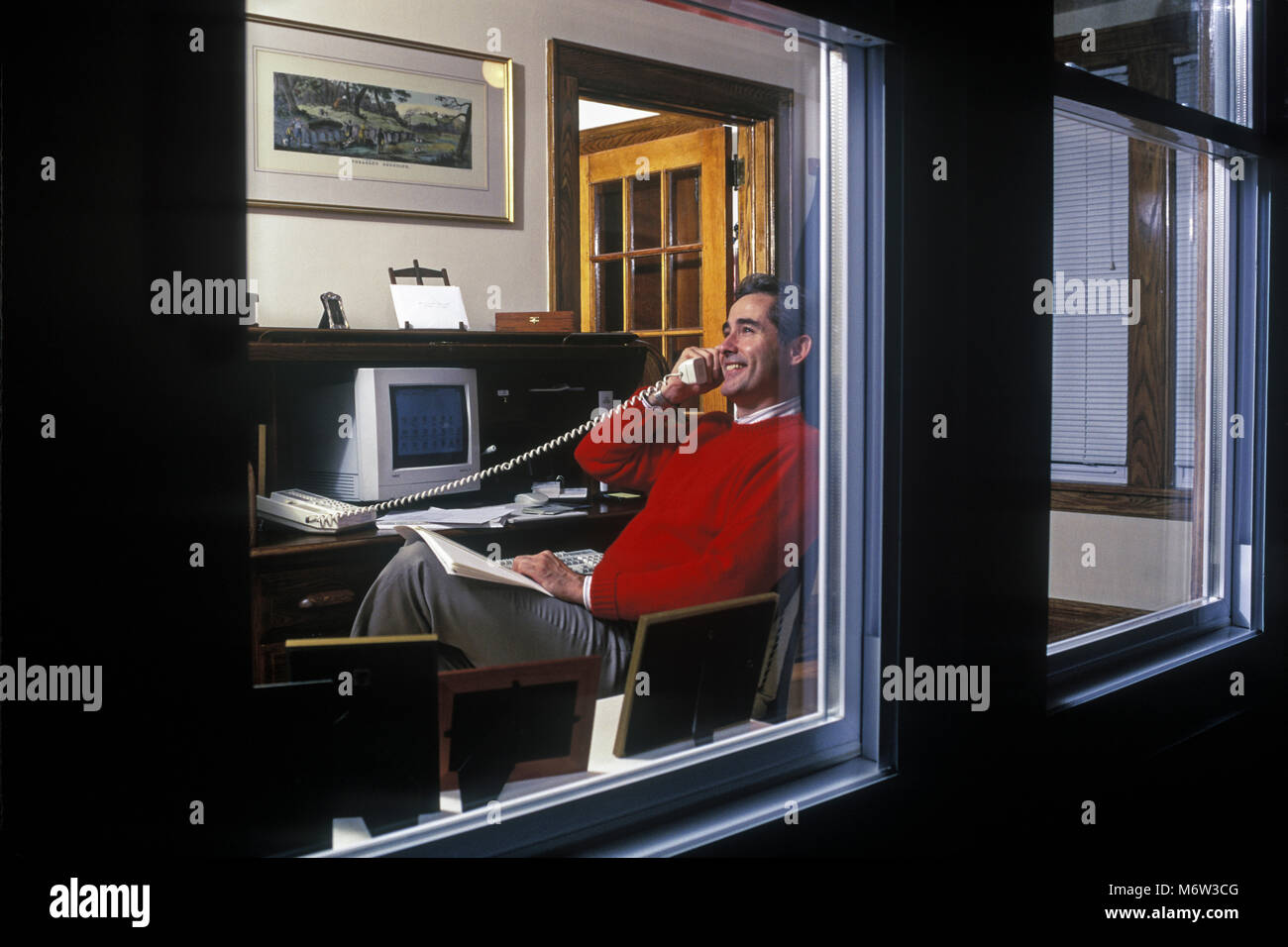 1995 STORICO UOMO CAUCASICO DI MEZZA ETÀ CHE LAVORA IN HOME OFFICE Foto Stock