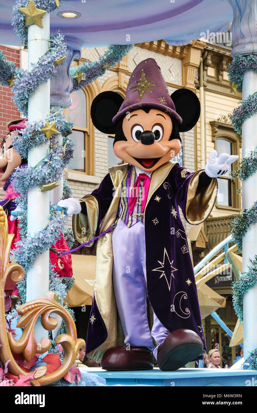 Mickey Mouse vestito come il Sorceror apprendista durante la parata Disney a Disneyland Foto Stock