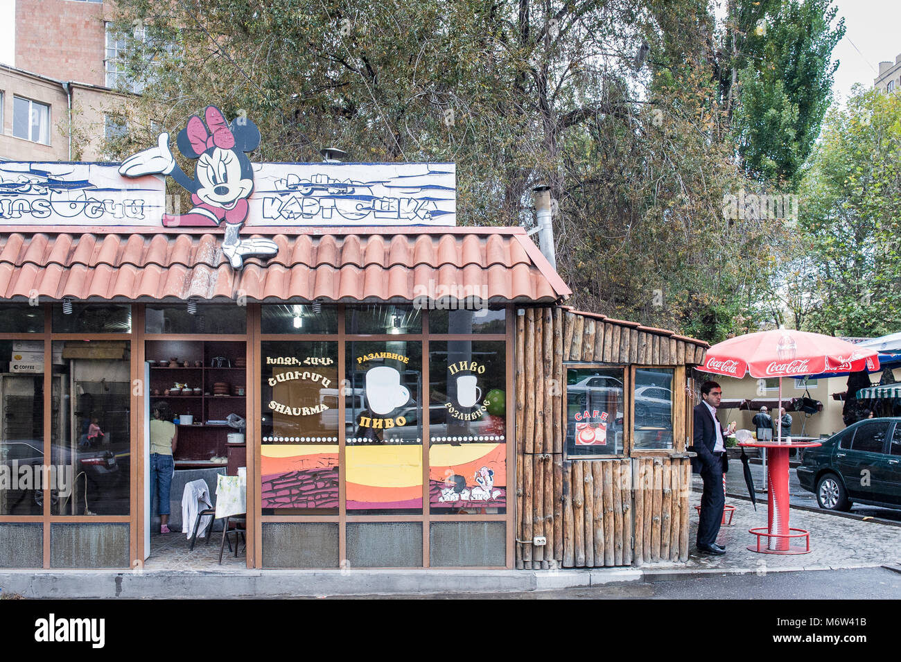 Un fast food reastaurant con una scheda di fatturazione di Minnie Mouse in Yerevan,l'Armenia. Foto Stock