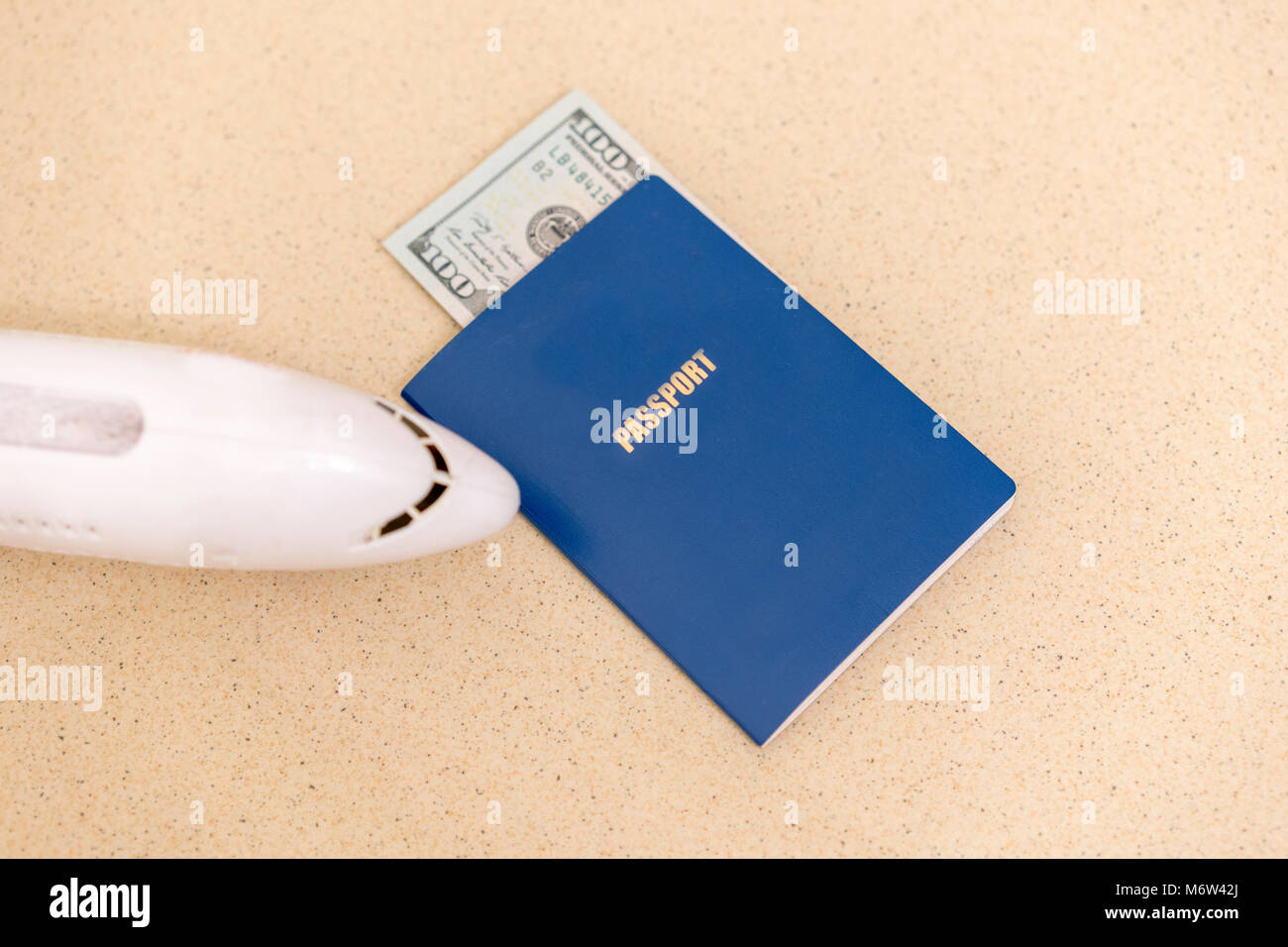 Passaporto blu con dollari. piano. concetto di viaggio. Foto Stock