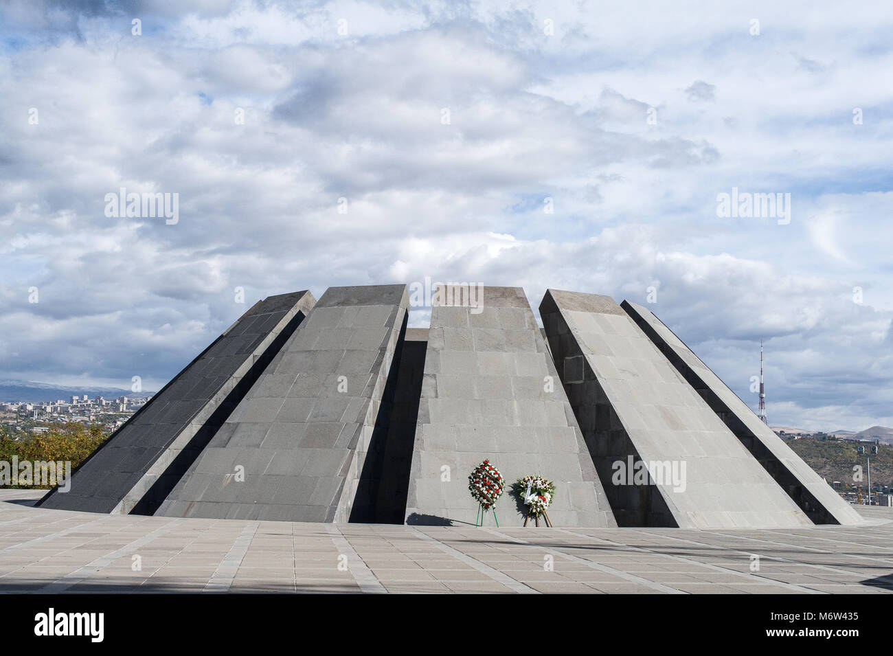 Vista sul Tsitsernakaberd genocidio armeno complesso memoriale in Yerevan, Armenia Foto Stock