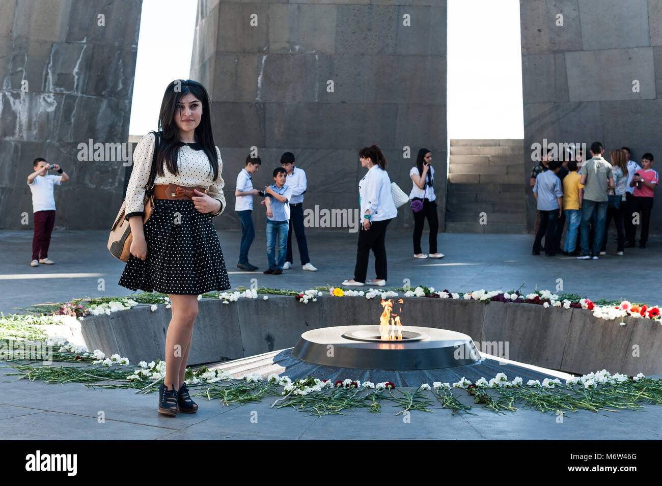 Schoolgirl visitando il memoriale del genocidio a Yerevan Armenia. Foto Stock