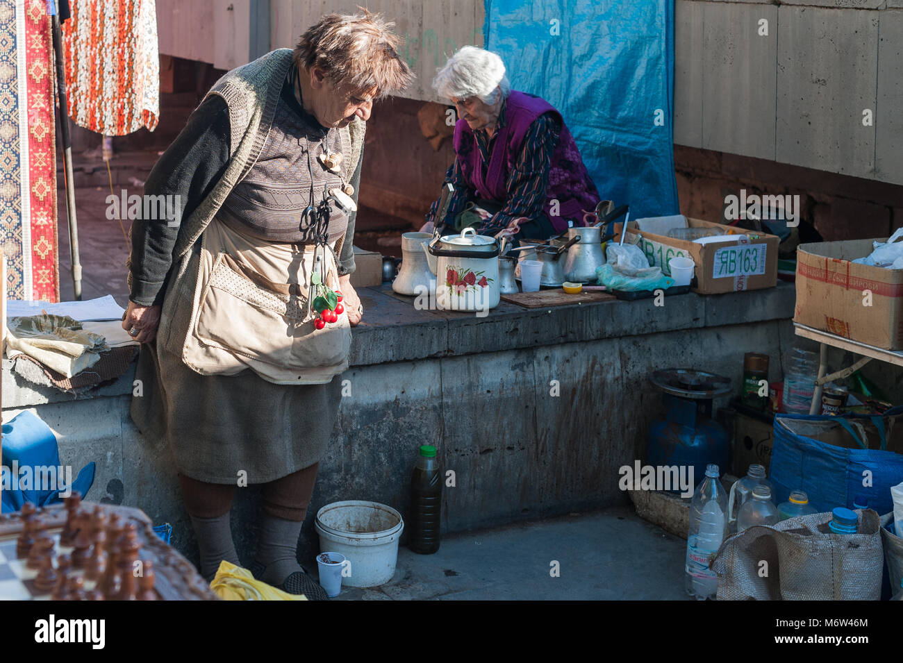 Due donne anziane che vendono merci al mercato delle pulci di Yerevan, Armenia. Foto Stock