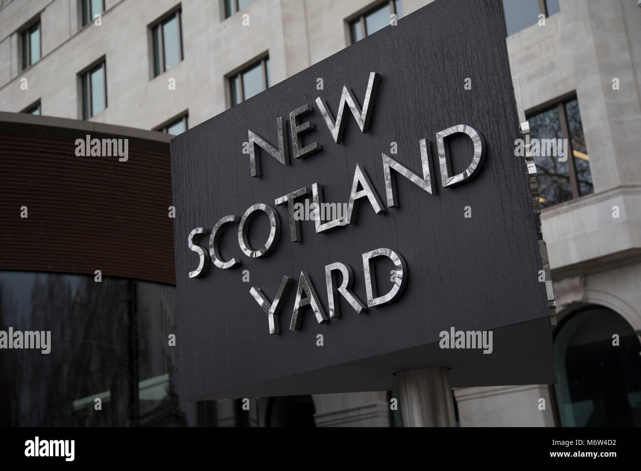 Il Metropolitan politiche di segno girevole la loro nuova sede a New Scotland Yard a Westminster, Londra. Scotland Yard ufficialmente a New Scotland Yard, sebbene un vecchio Scotland Yard non è mai esistito è un metonym per la sede del Metropolitan Police Service territoriale della forza di polizia responsabile per la maggior parte delle forze di polizia di Londra. Il Metropolitan Police Service conta circa 31.000 ufficiali più circa 13.000 personale di polizia e 2.600 Police Community Support Officers PCSOs. Il Met copre una superficie di 620 chilometri quadrati e una popolazione di 7,2 milioni di euro. Foto Stock