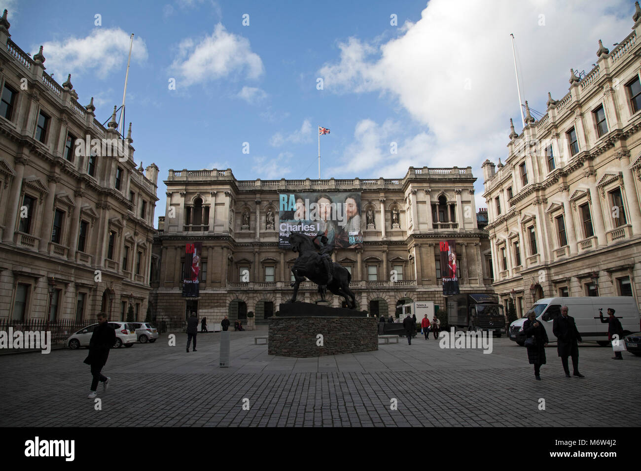 Esterno della Royal Academy di Londra, Inghilterra, Regno Unito. La Royal Academy of Arts o RA è un'arte istituzione in base a Burlington House sulla Piccadilly. Esso ha una posizione unica come un organismo indipendente, finanziato privatamente istituzione guidata da eminenti artisti e architetti; il suo scopo è di promuovere la creazione, il godimento e l'apprezzamento delle arti visive attraverso mostre. (Foto di Mike Kemp/In immagini via Getty Images) Foto Stock