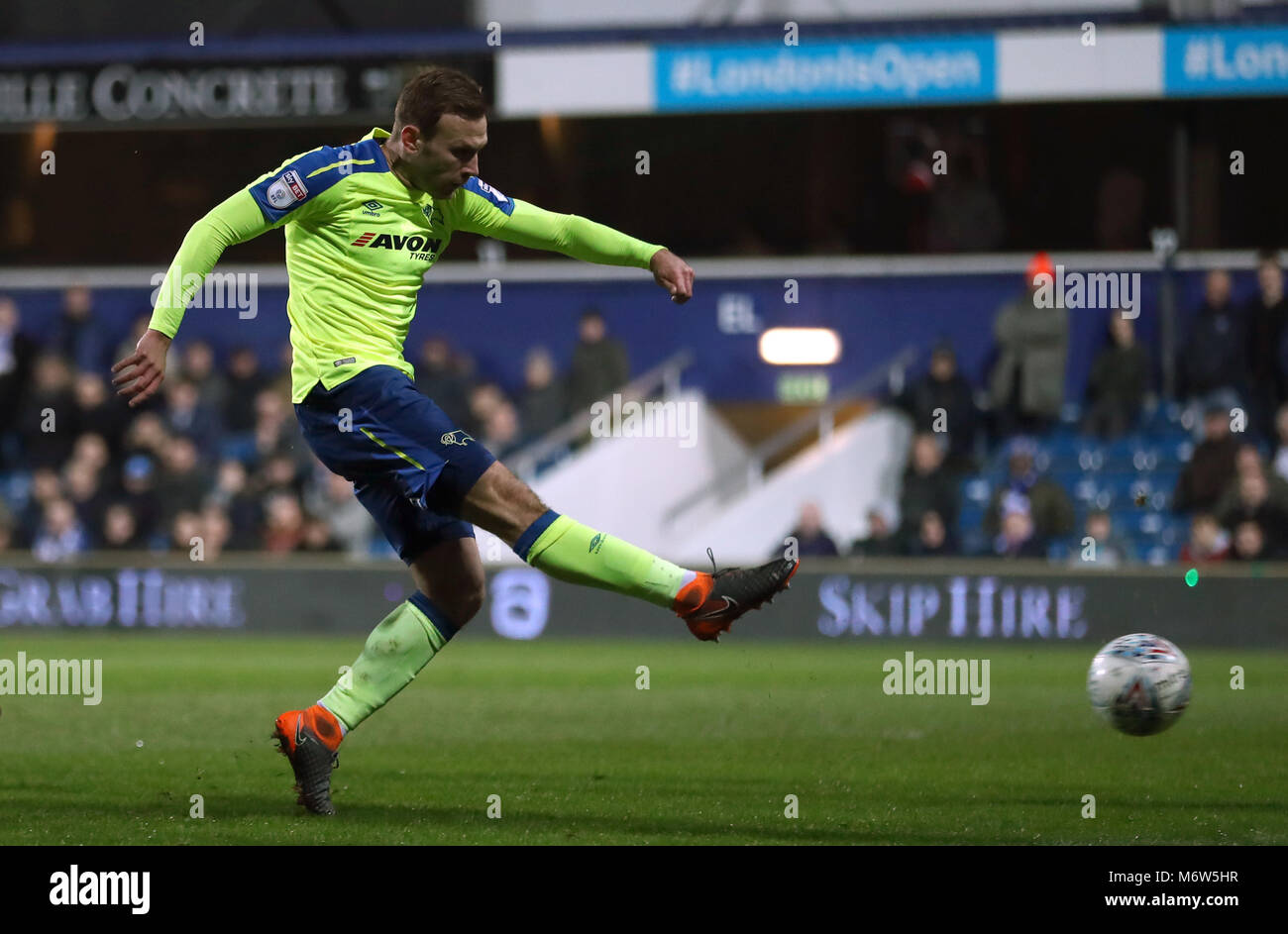 Derby County Andreas Weimann punteggi il suo lato del primo obiettivo del gioco durante il cielo di scommessa match del campionato a Loftus Road, Londra. Foto Stock