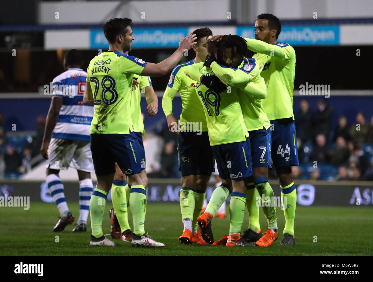 Derby County Andreas Weimann (n. 19) punteggio celebra il suo lato del primo obiettivo del gioco con i compagni di squadra durante il cielo di scommessa match del campionato a Loftus Road, Londra. Foto Stock