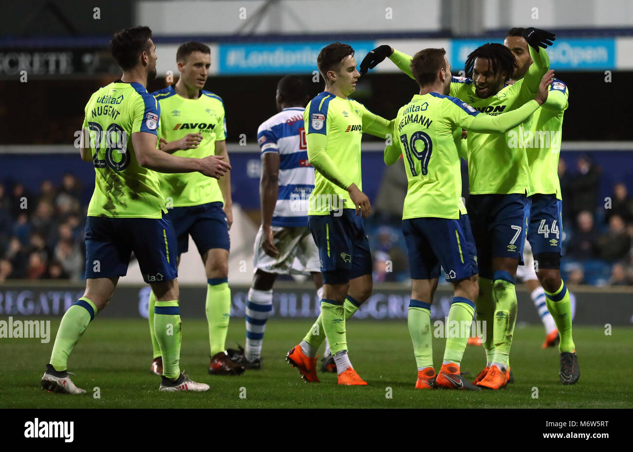 Derby County Andreas Weimann (n. 19) punteggio celebra il suo lato del primo obiettivo del gioco con i compagni di squadra durante il cielo di scommessa match del campionato a Loftus Road, Londra. Foto Stock