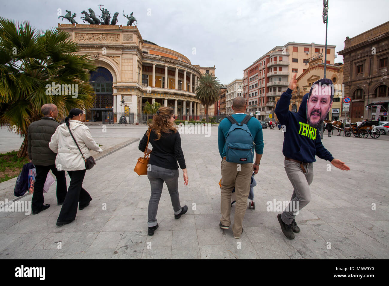 Un falso Matteo Salvini chiede la votazione per "meridionali" di Palermo: è il Avaaz flash mob nelle elezioni del 4 marzo 2018. Foto Stock