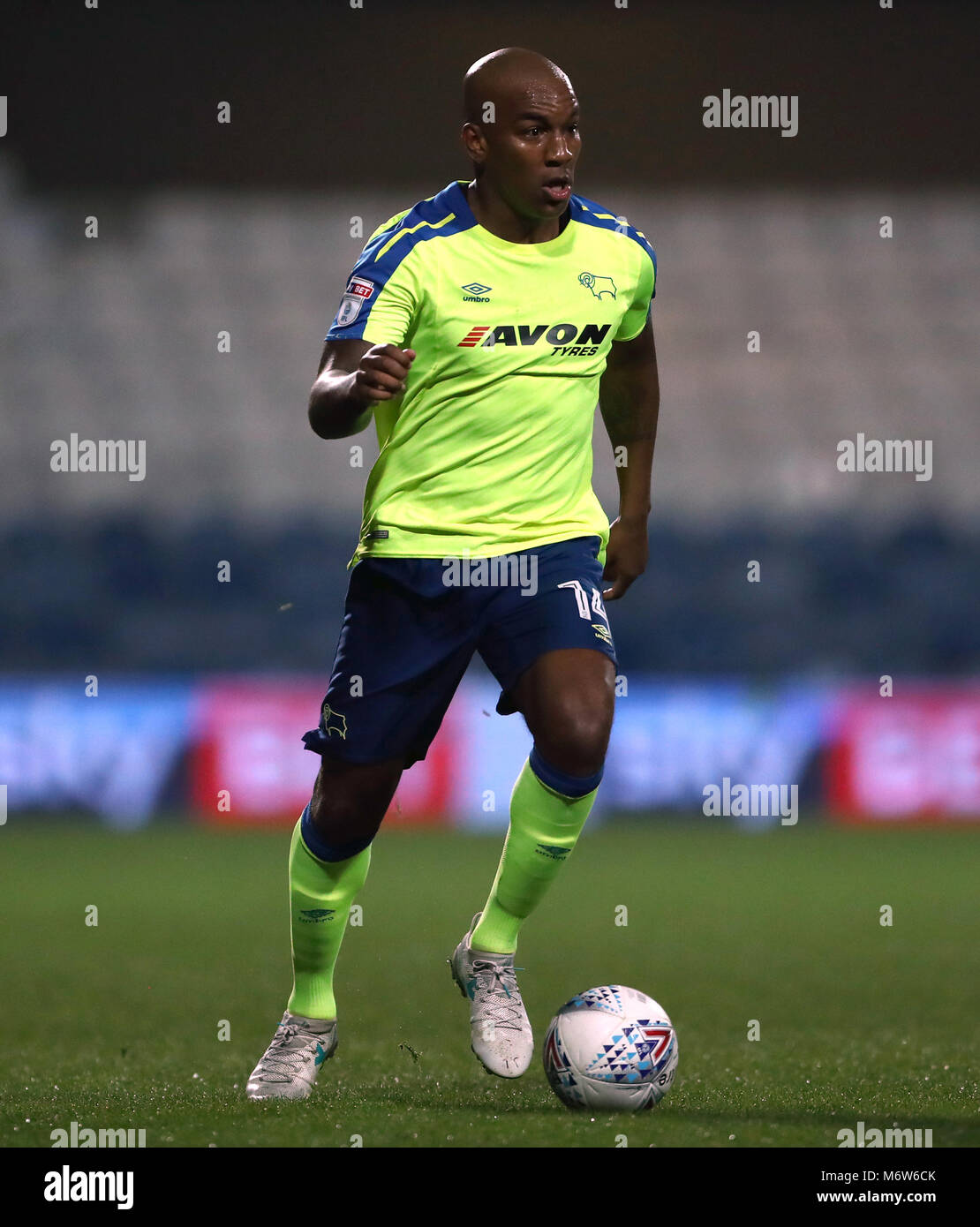 Andre Wisdom della contea di Derby durante la partita del campionato Sky Bet a Loftus Road, Londra. PREMERE ASSOCIAZIONE foto. Data immagine: Martedì 6 marzo 2018. Vedi PA storia CALCIO QPR. Il credito fotografico dovrebbe essere: Tim Goode/PA Wire. RESTRIZIONI: Nessun utilizzo con audio, video, dati, elenchi di apparecchi, logo di club/campionato o servizi "live" non autorizzati. L'uso in-match online è limitato a 75 immagini, senza emulazione video. Nessun utilizzo nelle scommesse, nei giochi o nelle pubblicazioni di singoli club/campionati/giocatori. Foto Stock