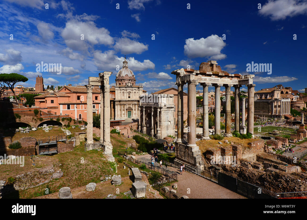 Turisti visitano forum romano antiche rovine nel centro storico di Roma Foto Stock