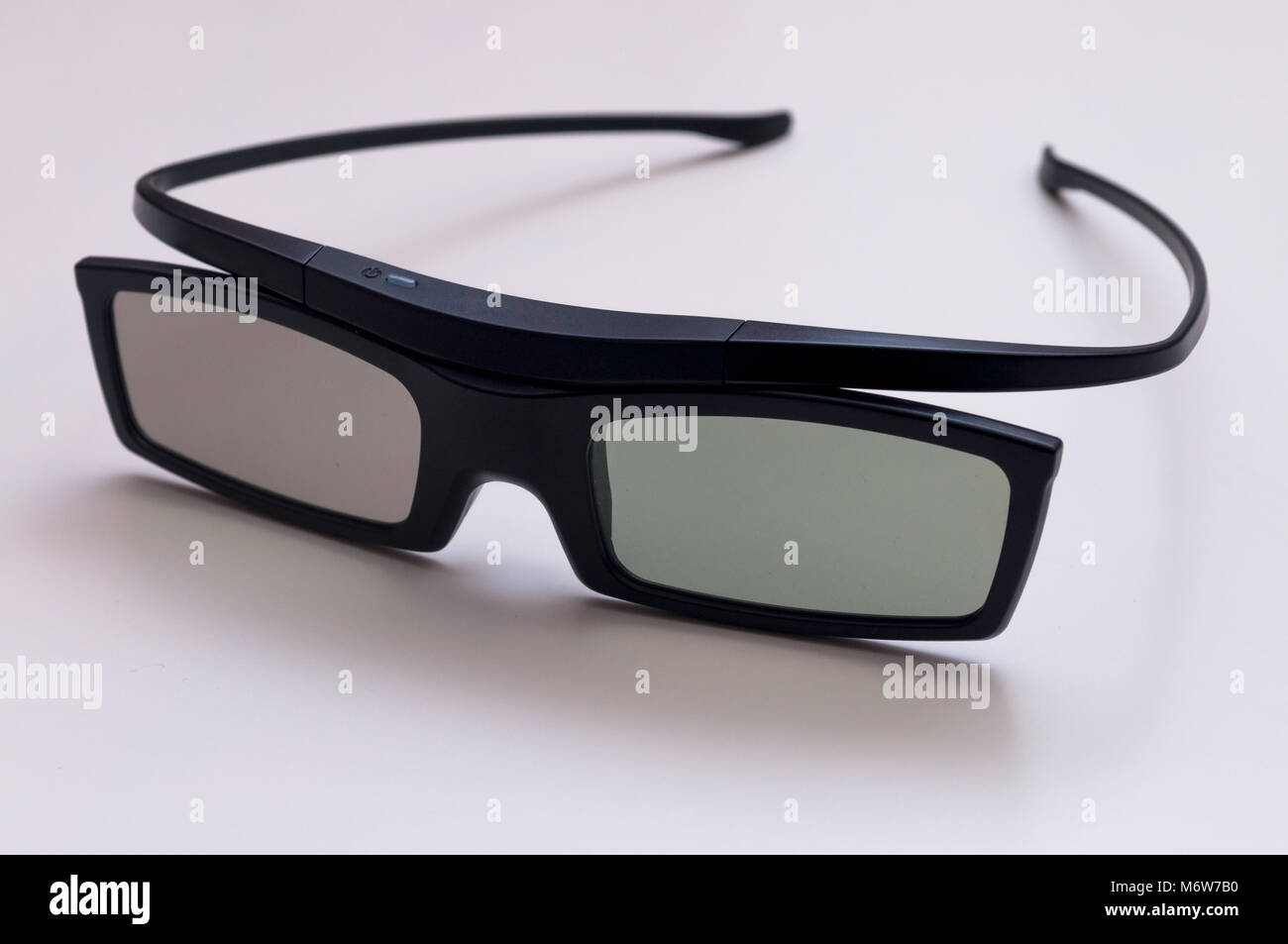 3D di alta qualità occhiali cinema isolato su bianco. Moderno 3D movie bicchieri Foto Stock