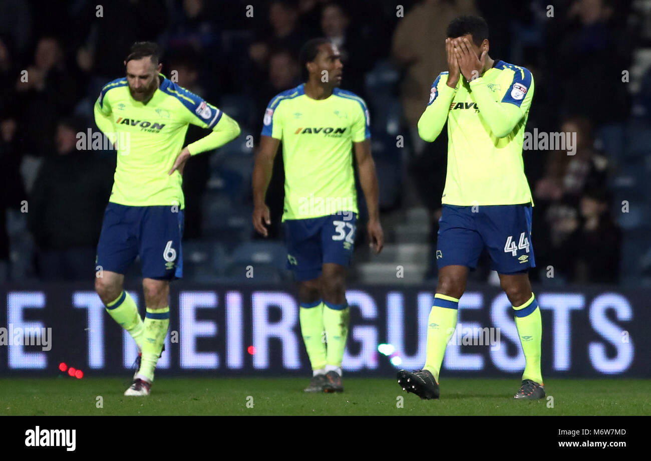 Derby County's Tom Huddlestone (destra) appare sconsolato dopo il Queens Park Rangers Massimo Luongo (non raffigurata) punteggi il suo lato del primo obiettivo del gioco durante il cielo di scommessa match del campionato a Loftus Road, Londra. Foto Stock