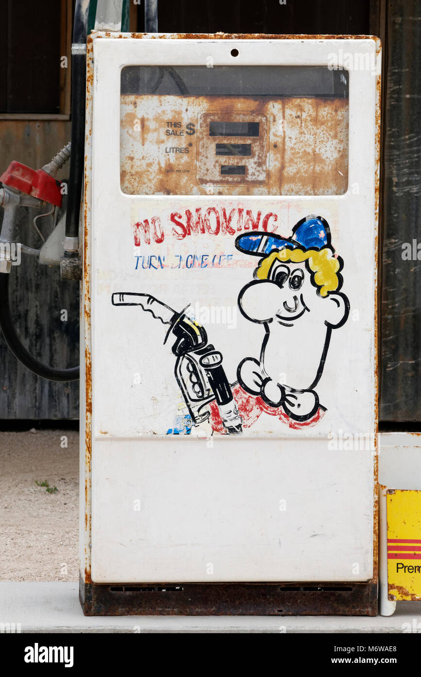 Vecchia Pompa carburante con illustrazione, Nullarbor Roadhouse, Australia. Foto Stock