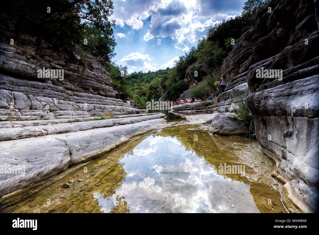 Zagori, Grecia - 20 agosto 2017: persone nuotare nella naturale Laghi di piccole dimensioni nelle rocce tra due dei più bei villaggi nella regione di Zagori, Megalo Foto Stock