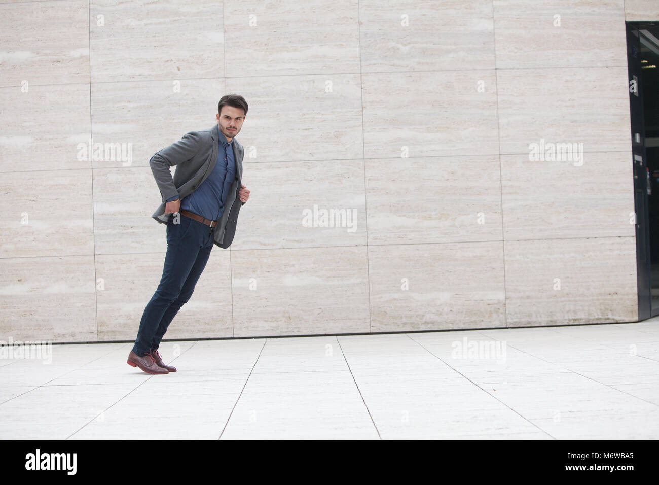 Uomo con lo stile di chi indossa casual o indossare giacca e cravatta (costume per matrimonio) con le manette Foto Stock