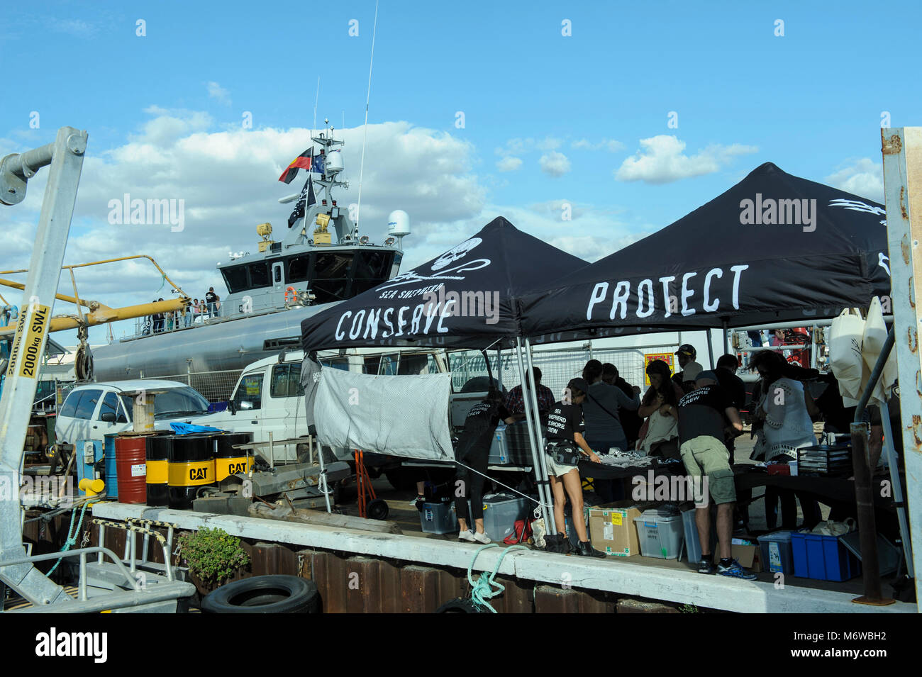 A fianco del mare ormeggiate pastore la alta velocità nave pattuglia, "oceano Warrior", Mare Pastore soci sostenitori e la vendita di merce per raccogliere fondi. Foto Stock