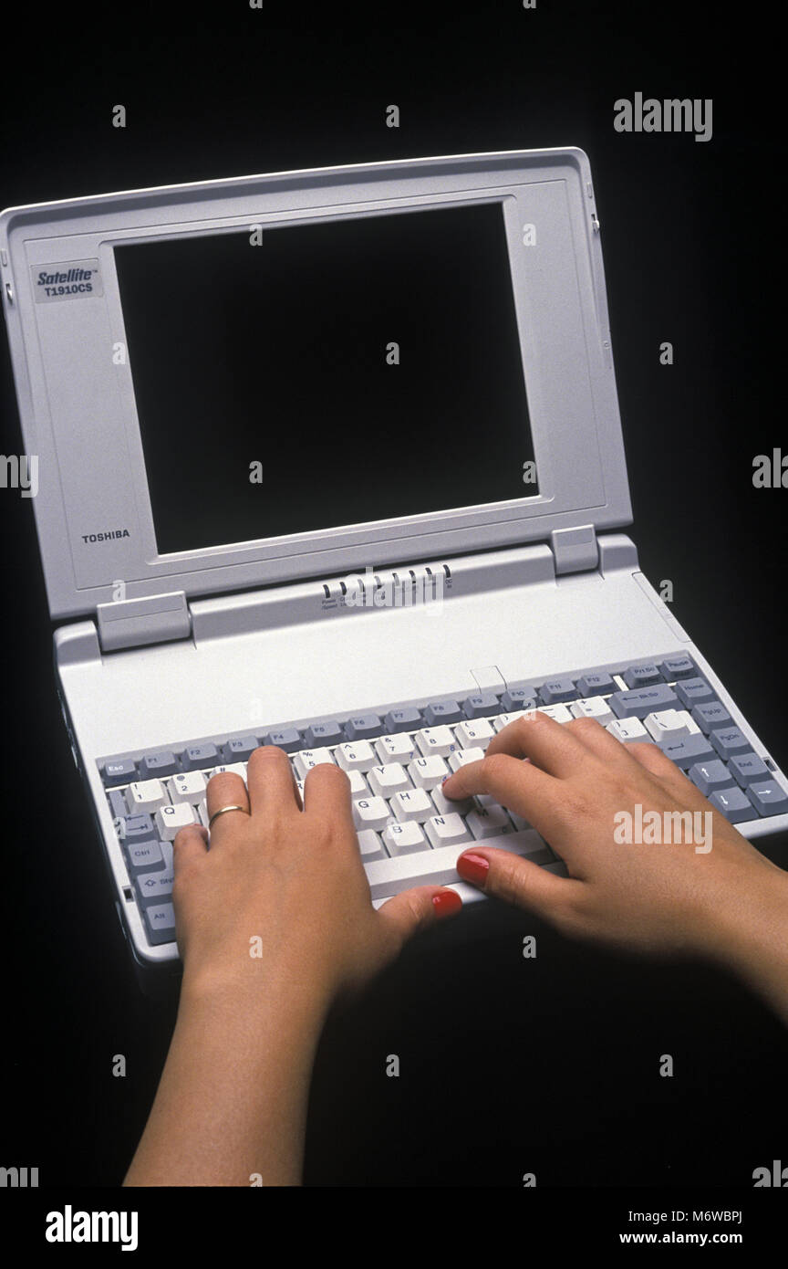 1994 storico mani WOMANS digitando sulla tastiera meccanica di Toshiba  T1910CS TV portatile notebook computer (©TOSHIBA CORP 1994 Foto stock -  Alamy