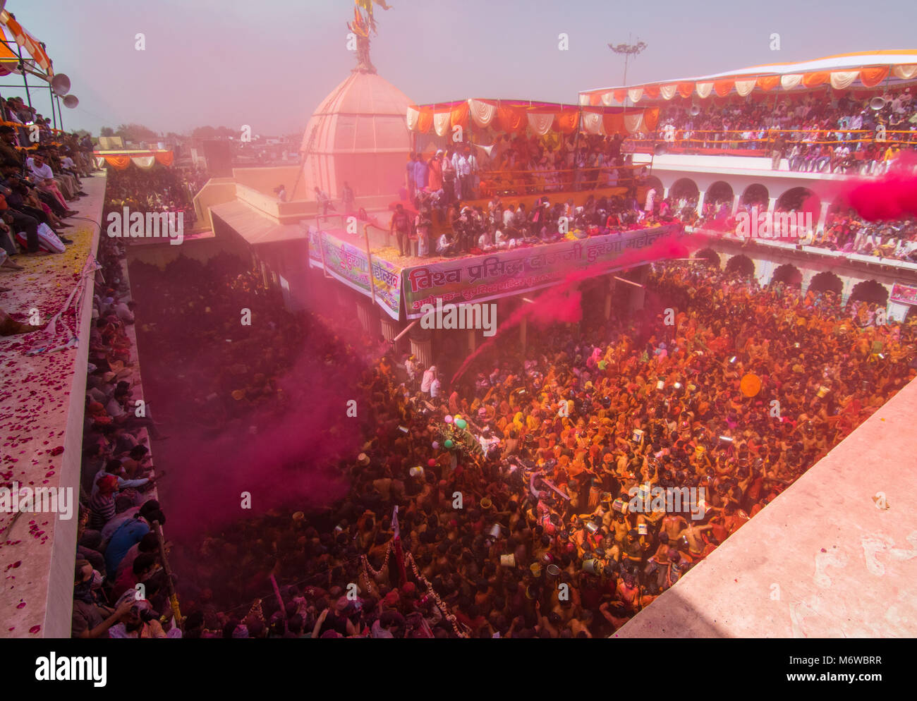 Holi festival in India a Mathura nel 2018 Foto Stock