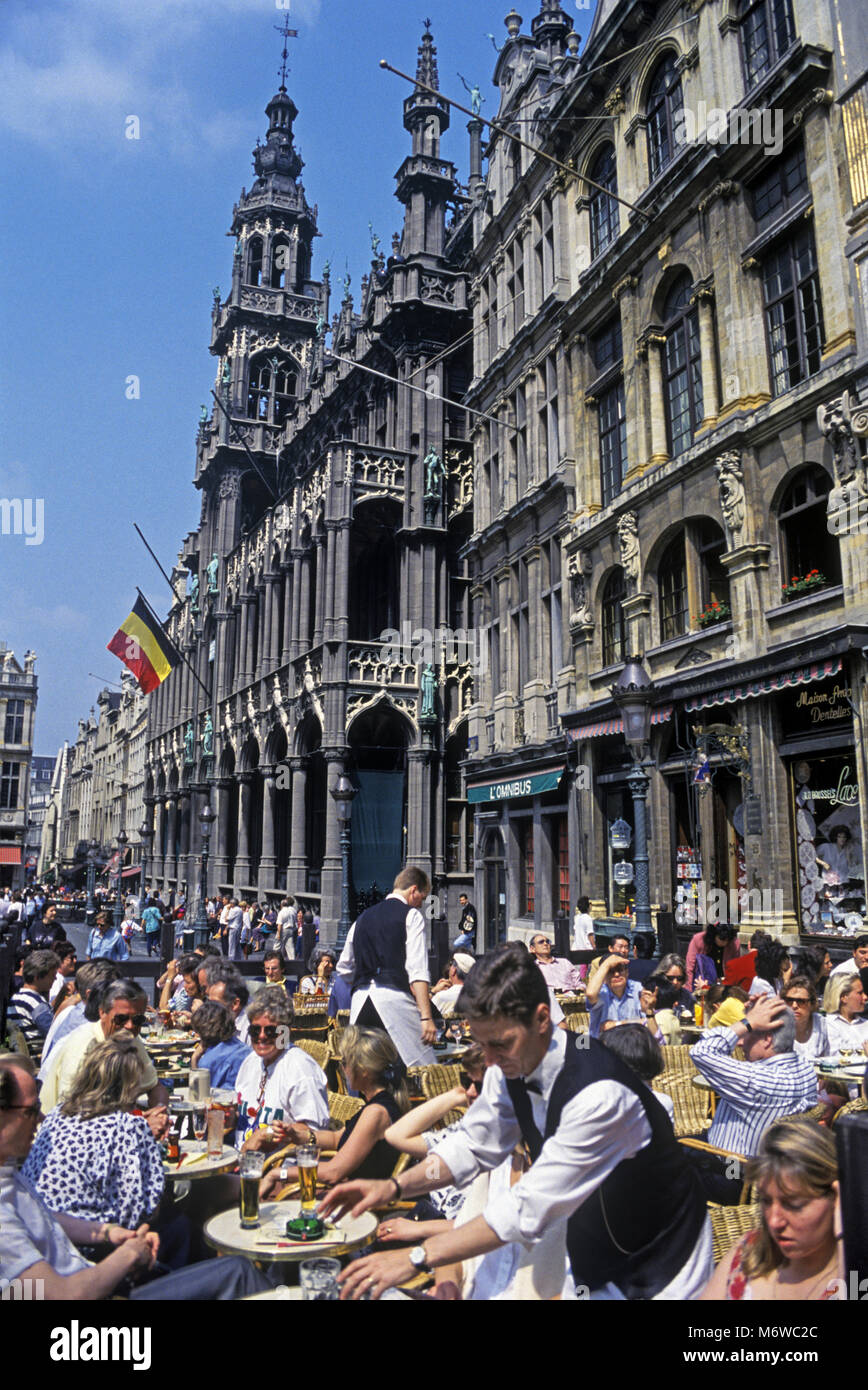 Storico 1994 affollate tavole caffè all'aperto Grand Place Bruxelles Belgio Foto Stock