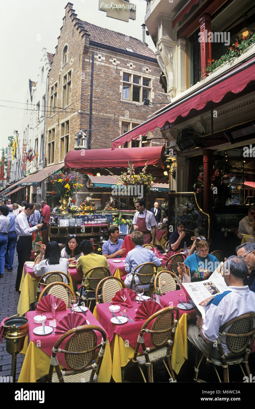 Storico 1994 OUTDOOR CAFE CITTÀ VECCHIA BRUXELLES Foto Stock