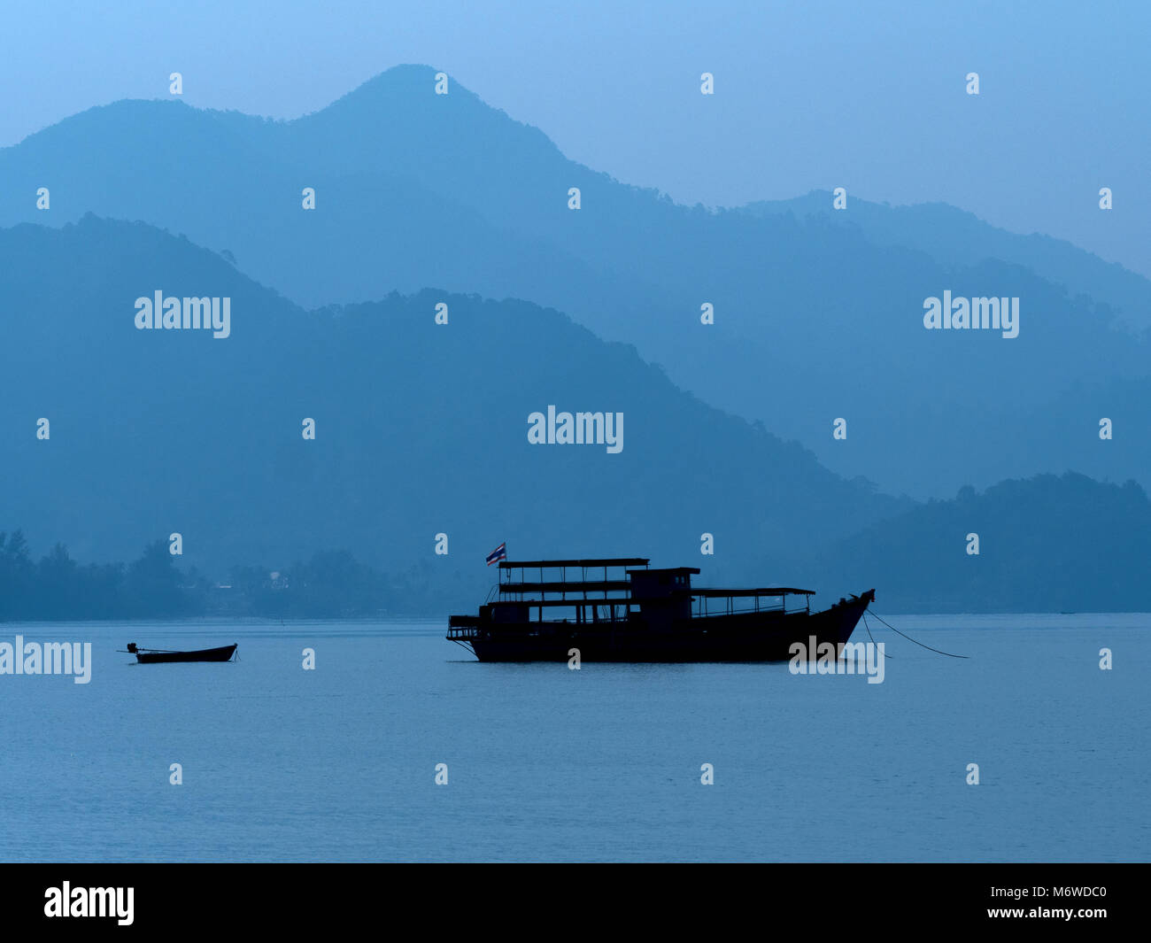 Imbarcazione attraccata a Ko Chang Isola Golfo di Tailandia Foto Stock
