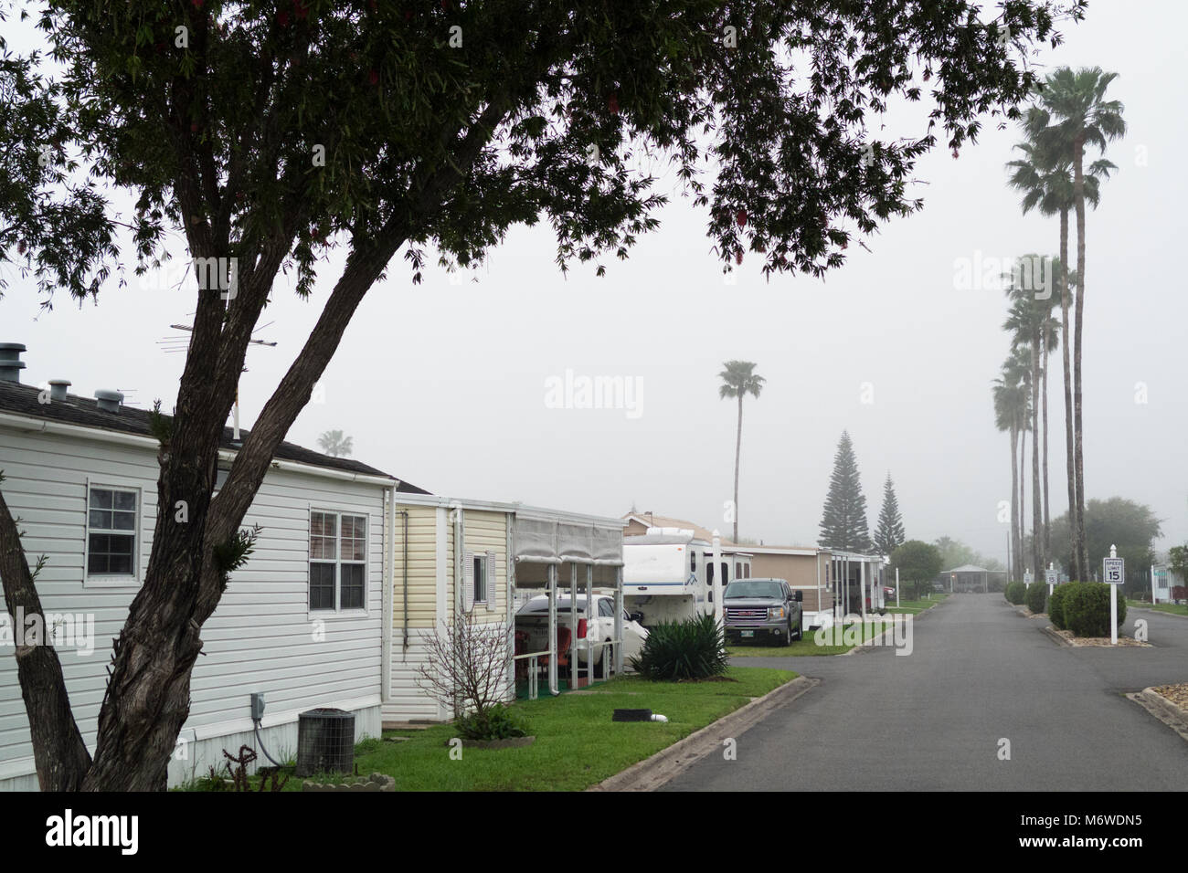 South Texas RV e mobile home park su una nebbia, nuvoloso mattina in febbraio. Foto Stock