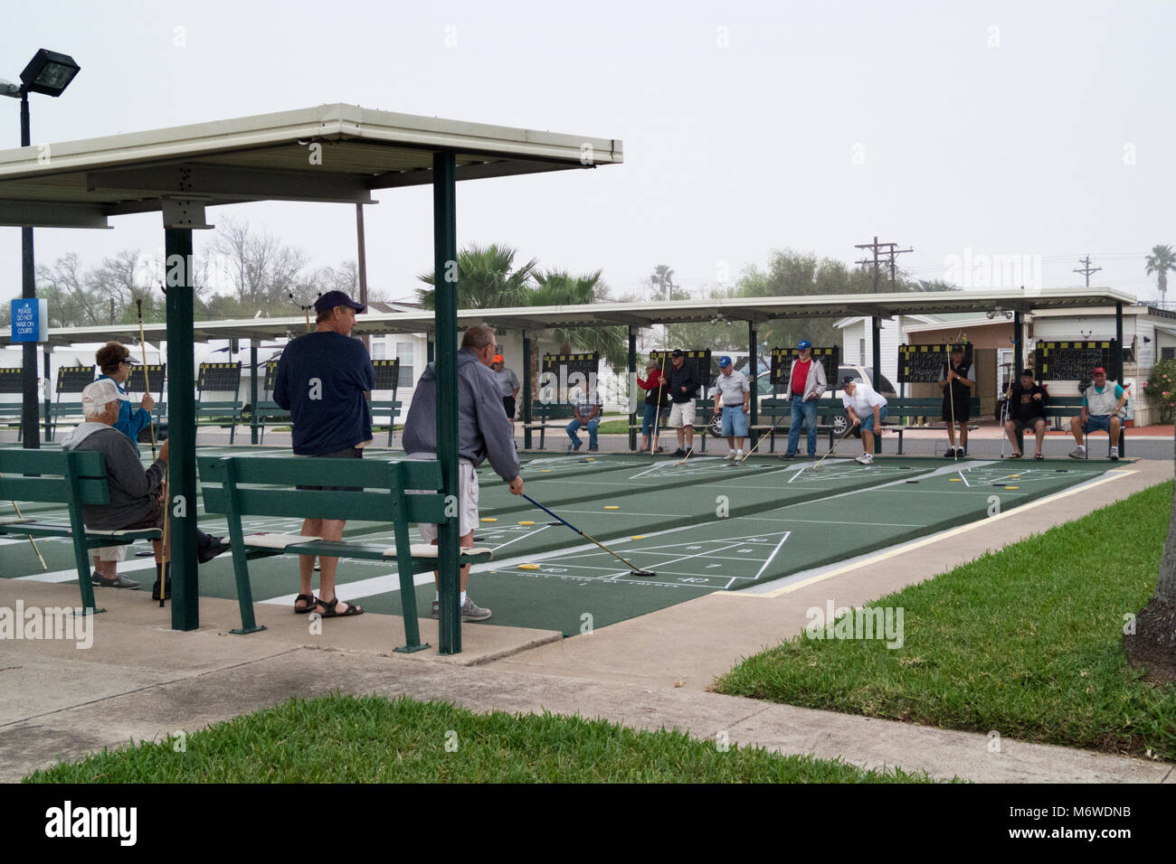 RV Resort shuffleboard torneo in primavera a sud del Texas il pensionamento commnunity. Foto Stock